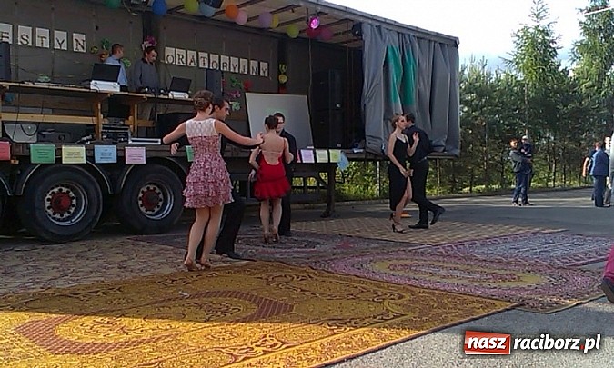 Zdjęcie w galerii na portalu naszraciborz.pl: Rewia z występami na festynie w Pogrzebieniu wiadomości z regionu