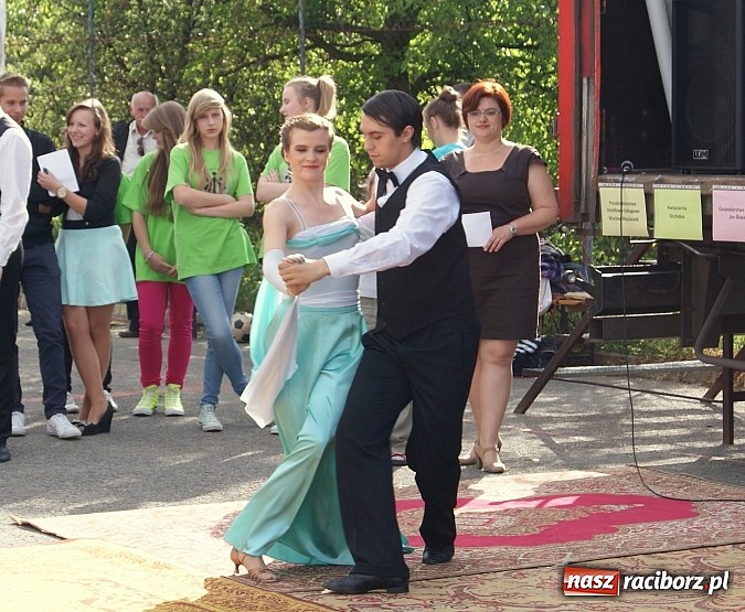 Zdjęcie w galerii na portalu naszraciborz.pl: Rewia z występami na festynie w Pogrzebieniu wiadomości z regionu