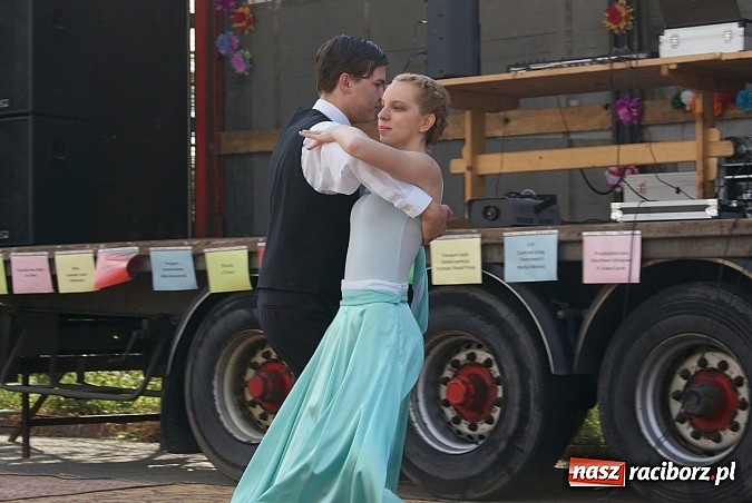 Zdjęcie w galerii na portalu naszraciborz.pl: Rewia z występami na festynie w Pogrzebieniu wiadomości z regionu