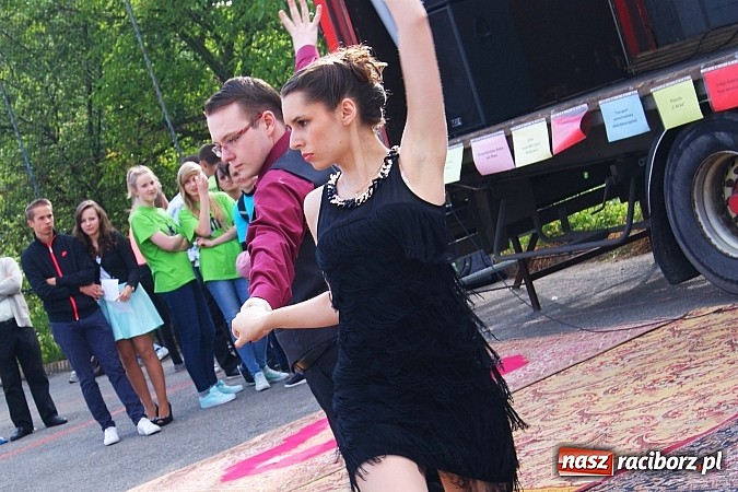 Zdjęcie w galerii na portalu naszraciborz.pl: Rewia z występami na festynie w Pogrzebieniu wiadomości z regionu