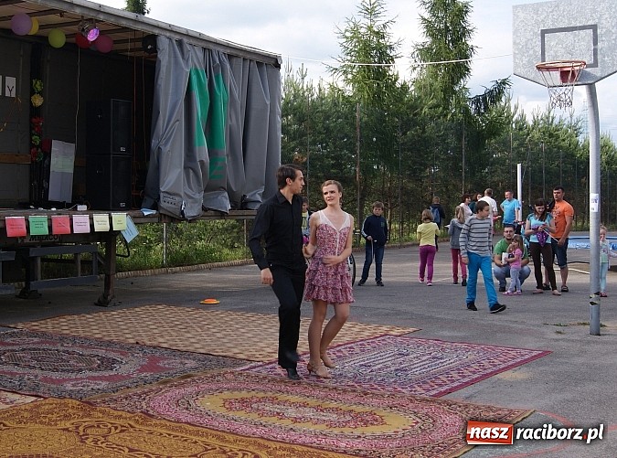 Zdjęcie w galerii na portalu naszraciborz.pl: Rewia z występami na festynie w Pogrzebieniu wiadomości z regionu