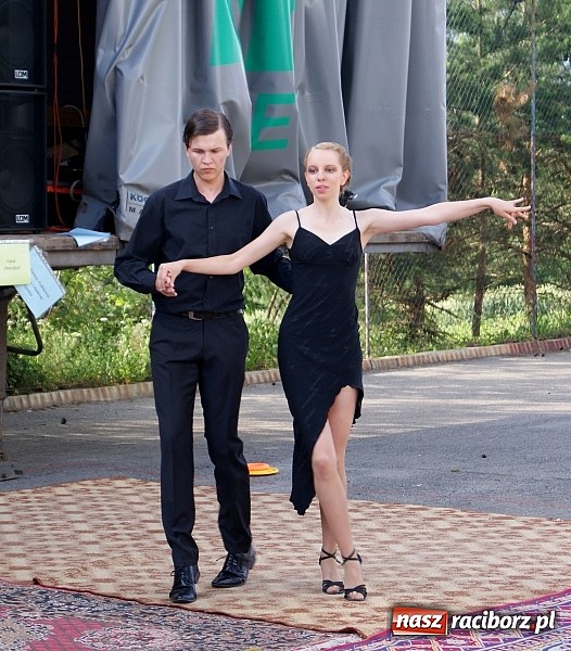 Zdjęcie w galerii na portalu naszraciborz.pl: Rewia z występami na festynie w Pogrzebieniu wiadomości z regionu