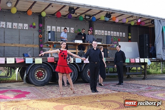 Zdjęcie w galerii na portalu naszraciborz.pl: Rewia z występami na festynie w Pogrzebieniu wiadomości z regionu