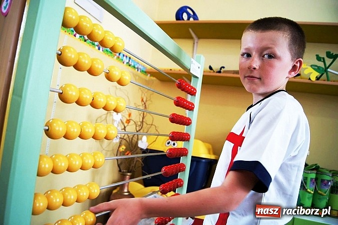 Zdjęcie w galerii na portalu naszraciborz.pl: O przyrodzie z pomocami w szkole w Babicach wiadomości z regionu