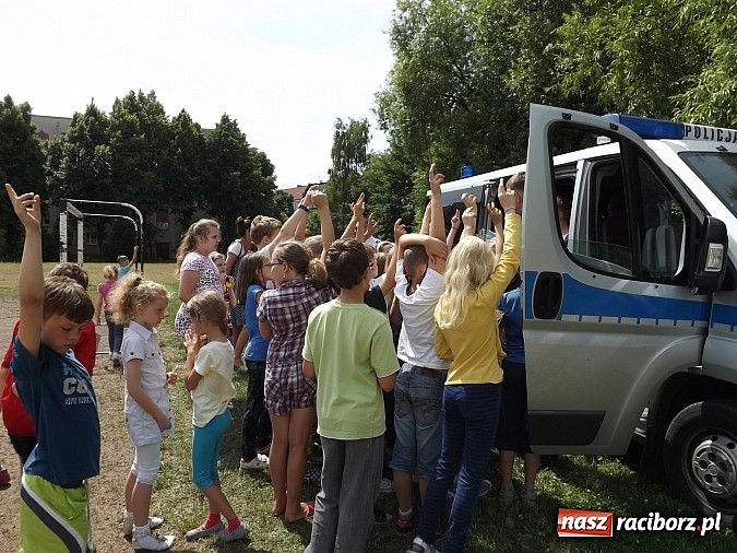 Zdjęcie w galerii na portalu naszraciborz.pl: Strażacy, policjanci i strażnicy na festynie w SP4 wiadomości z regionu