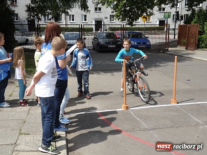 Zdjęcie w galerii na portalu naszraciborz.pl: Strażacy, policjanci i strażnicy na festynie w SP4 wiadomości z regionu