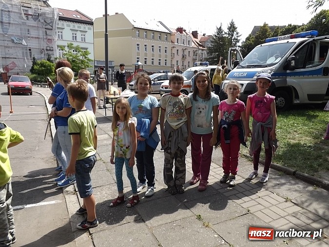 Zdjęcie w galerii na portalu naszraciborz.pl: Strażacy, policjanci i strażnicy na festynie w SP4 wiadomości z regionu