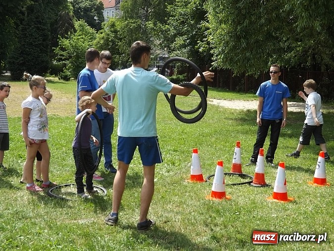 Zdjęcie w galerii na portalu naszraciborz.pl: Strażacy, policjanci i strażnicy na festynie w SP4 wiadomości z regionu