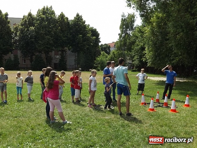 Zdjęcie w galerii na portalu naszraciborz.pl: Strażacy, policjanci i strażnicy na festynie w SP4 wiadomości z regionu