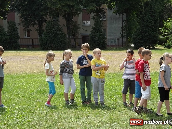 Zdjęcie w galerii na portalu naszraciborz.pl: Strażacy, policjanci i strażnicy na festynie w SP4 wiadomości z regionu