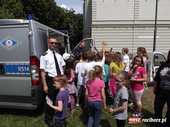 Zdjęcie w galerii na portalu naszraciborz.pl: Strażacy, policjanci i strażnicy na festynie w SP4 wiadomości z regionu
