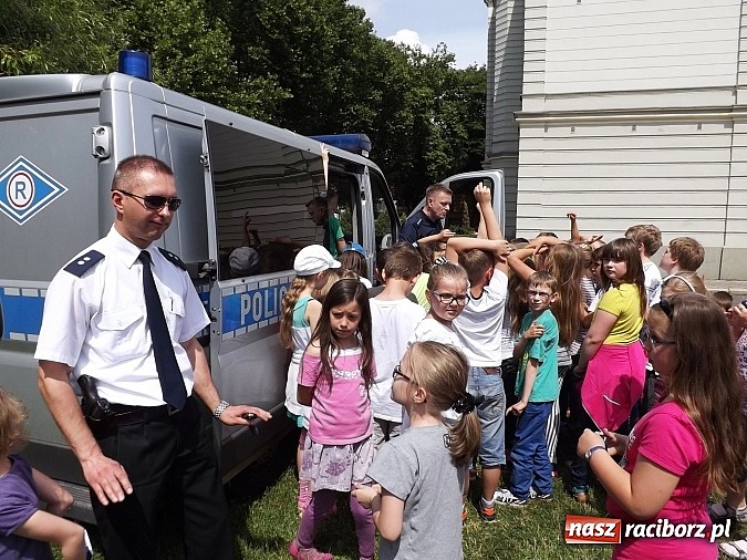 Zdjęcie w galerii na portalu naszraciborz.pl: Strażacy, policjanci i strażnicy na festynie w SP4 wiadomości z regionu