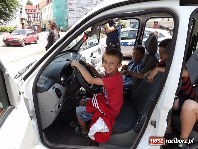 Zdjęcie w galerii na portalu naszraciborz.pl: Strażacy, policjanci i strażnicy na festynie w SP4 wiadomości z regionu