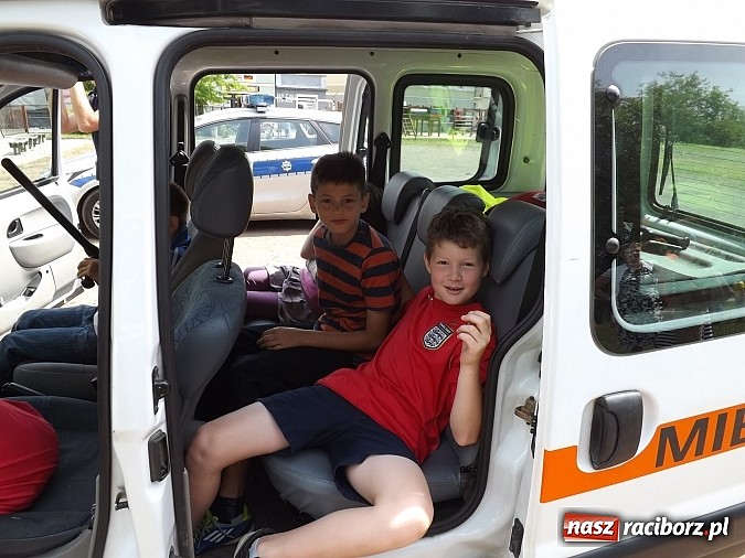 Zdjęcie w galerii na portalu naszraciborz.pl: Strażacy, policjanci i strażnicy na festynie w SP4 wiadomości z regionu