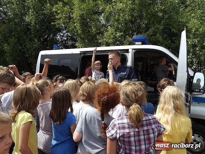 Zdjęcie w galerii na portalu naszraciborz.pl: Strażacy, policjanci i strażnicy na festynie w SP4 wiadomości z regionu