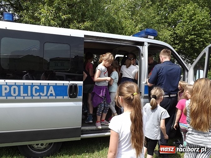 Zdjęcie w galerii na portalu naszraciborz.pl: Strażacy, policjanci i strażnicy na festynie w SP4 wiadomości z regionu