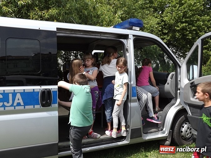 Zdjęcie w galerii na portalu naszraciborz.pl: Strażacy, policjanci i strażnicy na festynie w SP4 wiadomości z regionu