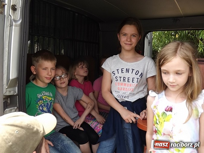 Zdjęcie w galerii na portalu naszraciborz.pl: Strażacy, policjanci i strażnicy na festynie w SP4 wiadomości z regionu