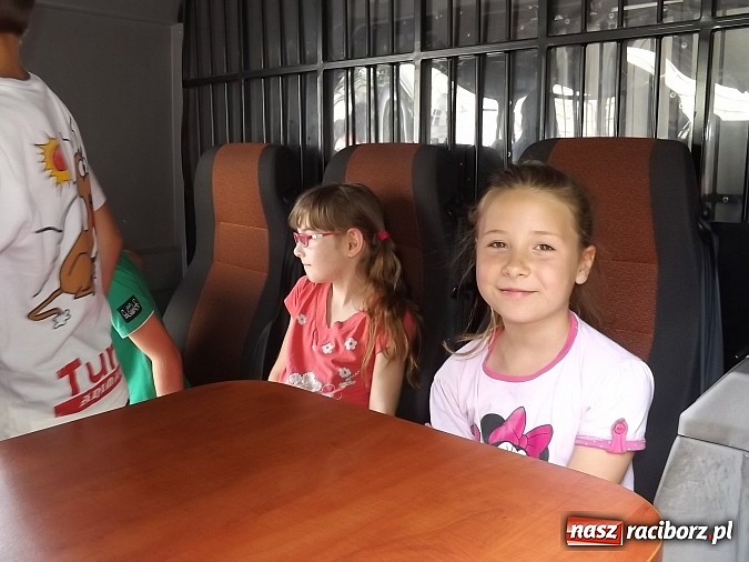 Zdjęcie w galerii na portalu naszraciborz.pl: Strażacy, policjanci i strażnicy na festynie w SP4 wiadomości z regionu