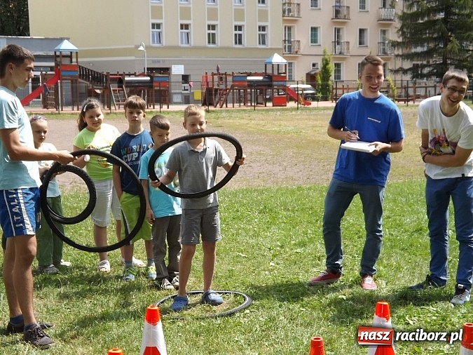 Zdjęcie w galerii na portalu naszraciborz.pl: Strażacy, policjanci i strażnicy na festynie w SP4 wiadomości z regionu