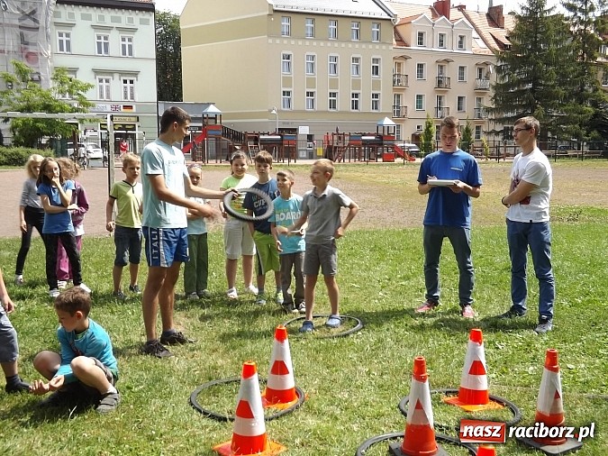 Zdjęcie w galerii na portalu naszraciborz.pl: Strażacy, policjanci i strażnicy na festynie w SP4 wiadomości z regionu