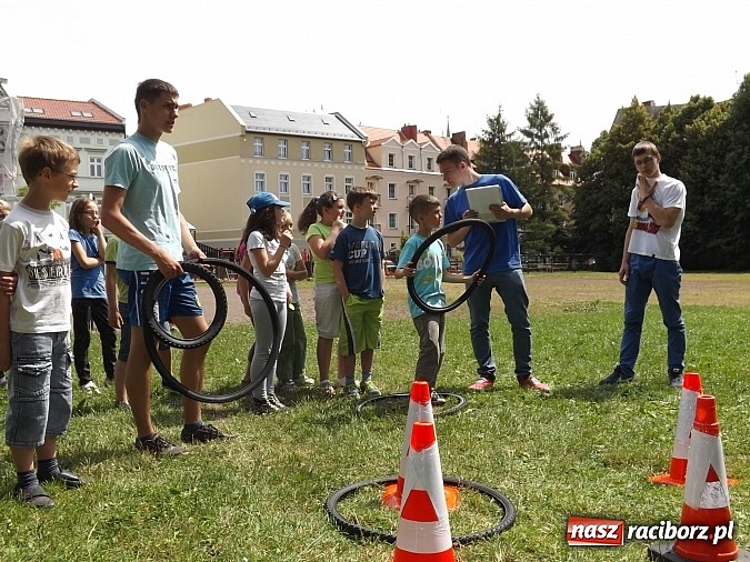Zdjęcie w galerii na portalu naszraciborz.pl: Strażacy, policjanci i strażnicy na festynie w SP4 wiadomości z regionu