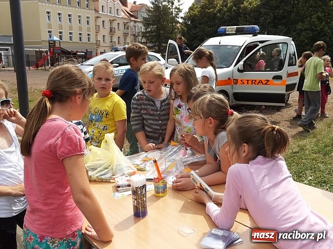 Zdjęcie w galerii na portalu naszraciborz.pl: Strażacy, policjanci i strażnicy na festynie w SP4 wiadomości z regionu