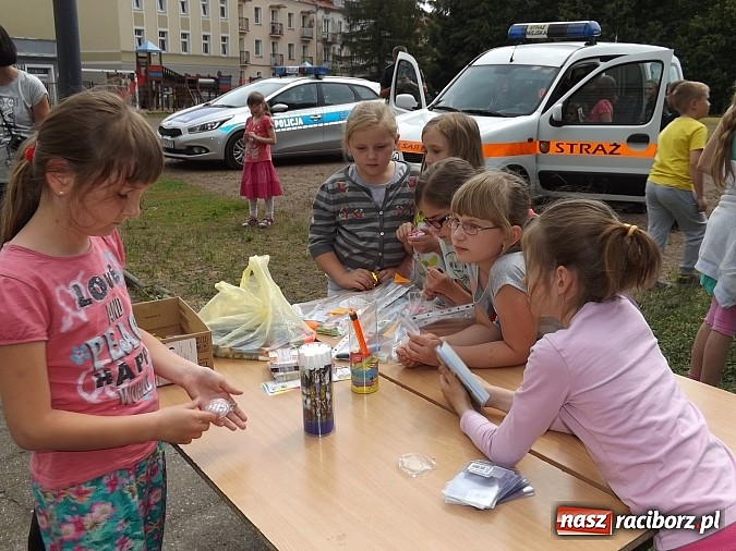 Zdjęcie w galerii na portalu naszraciborz.pl: Strażacy, policjanci i strażnicy na festynie w SP4 wiadomości z regionu