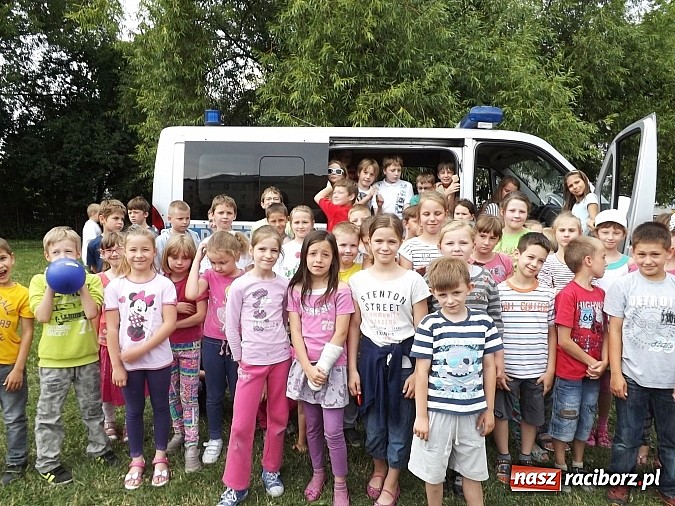 Zdjęcie w galerii na portalu naszraciborz.pl: Strażacy, policjanci i strażnicy na festynie w SP4 wiadomości z regionu