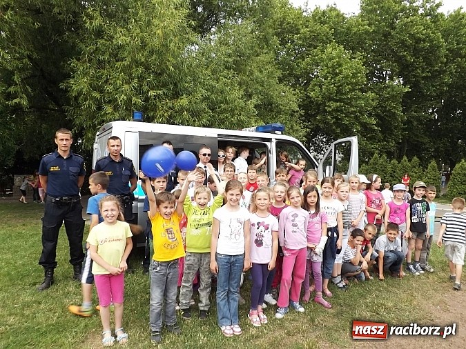 Zdjęcie w galerii na portalu naszraciborz.pl: Strażacy, policjanci i strażnicy na festynie w SP4 wiadomości z regionu