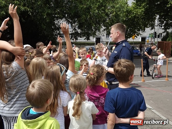 Zdjęcie w galerii na portalu naszraciborz.pl: Strażacy, policjanci i strażnicy na festynie w SP4 wiadomości z regionu