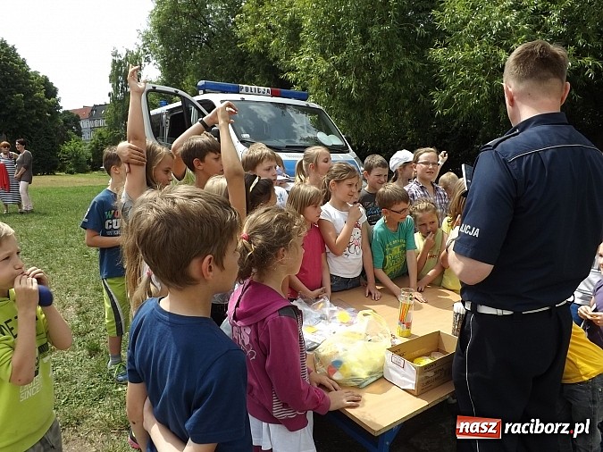 Zdjęcie w galerii na portalu naszraciborz.pl: Strażacy, policjanci i strażnicy na festynie w SP4 wiadomości z regionu