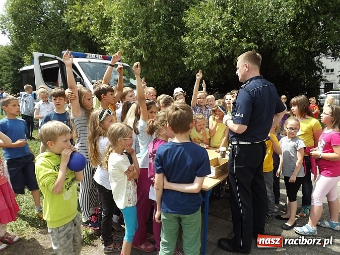 Zdjęcie w galerii na portalu naszraciborz.pl: Strażacy, policjanci i strażnicy na festynie w SP4 wiadomości z regionu
