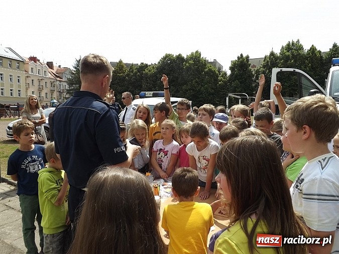 Zdjęcie w galerii na portalu naszraciborz.pl: Strażacy, policjanci i strażnicy na festynie w SP4 wiadomości z regionu