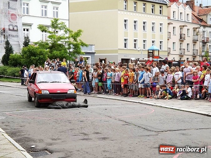 Zdjęcie w galerii na portalu naszraciborz.pl: Strażacy, policjanci i strażnicy na festynie w SP4 wiadomości z regionu