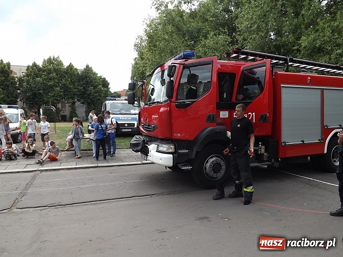 Zdjęcie w galerii na portalu naszraciborz.pl: Strażacy, policjanci i strażnicy na festynie w SP4 wiadomości z regionu