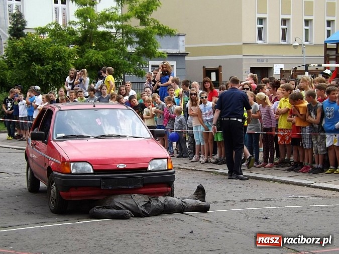 Zdjęcie w galerii na portalu naszraciborz.pl: Strażacy, policjanci i strażnicy na festynie w SP4 wiadomości z regionu