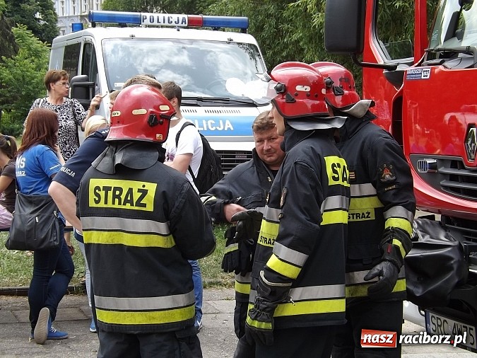 Zdjęcie w galerii na portalu naszraciborz.pl: Strażacy, policjanci i strażnicy na festynie w SP4 wiadomości z regionu
