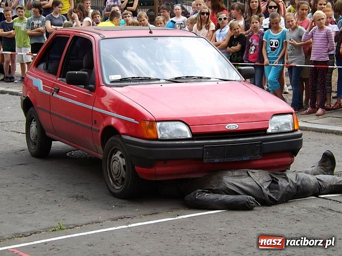 Zdjęcie w galerii na portalu naszraciborz.pl: Strażacy, policjanci i strażnicy na festynie w SP4 wiadomości z regionu