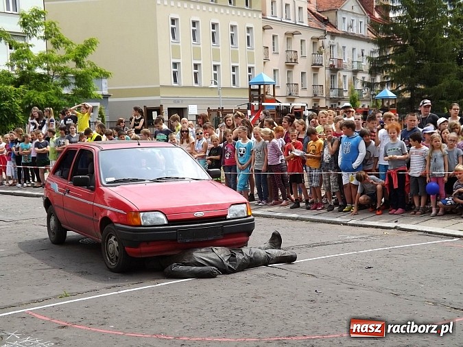 Zdjęcie w galerii na portalu naszraciborz.pl: Strażacy, policjanci i strażnicy na festynie w SP4 wiadomości z regionu