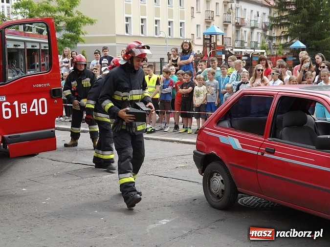 Zdjęcie w galerii na portalu naszraciborz.pl: Strażacy, policjanci i strażnicy na festynie w SP4 wiadomości z regionu