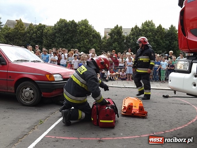 Zdjęcie w galerii na portalu naszraciborz.pl: Strażacy, policjanci i strażnicy na festynie w SP4 wiadomości z regionu