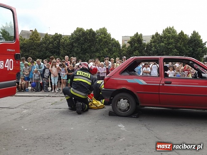 Zdjęcie w galerii na portalu naszraciborz.pl: Strażacy, policjanci i strażnicy na festynie w SP4 wiadomości z regionu