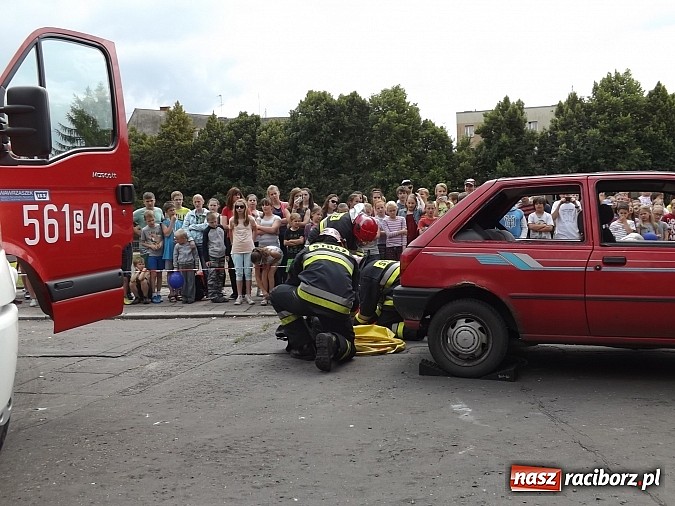 Zdjęcie w galerii na portalu naszraciborz.pl: Strażacy, policjanci i strażnicy na festynie w SP4 wiadomości z regionu