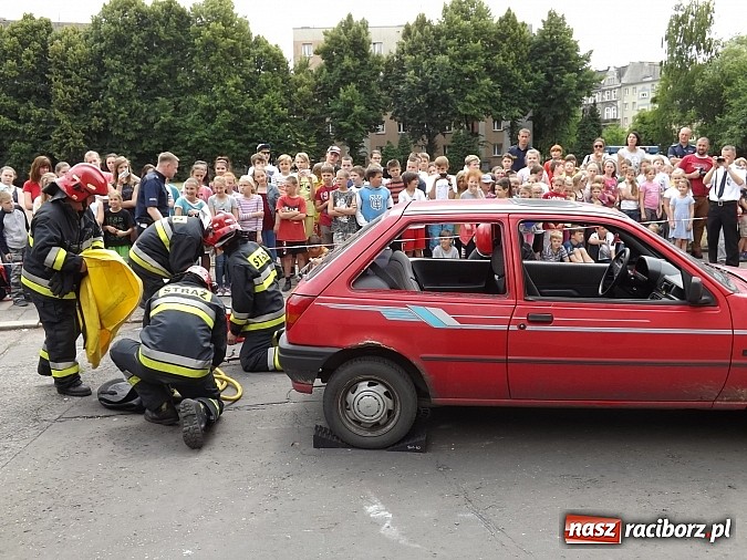 Zdjęcie w galerii na portalu naszraciborz.pl: Strażacy, policjanci i strażnicy na festynie w SP4 wiadomości z regionu