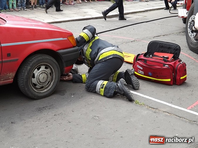 Zdjęcie w galerii na portalu naszraciborz.pl: Strażacy, policjanci i strażnicy na festynie w SP4 wiadomości z regionu