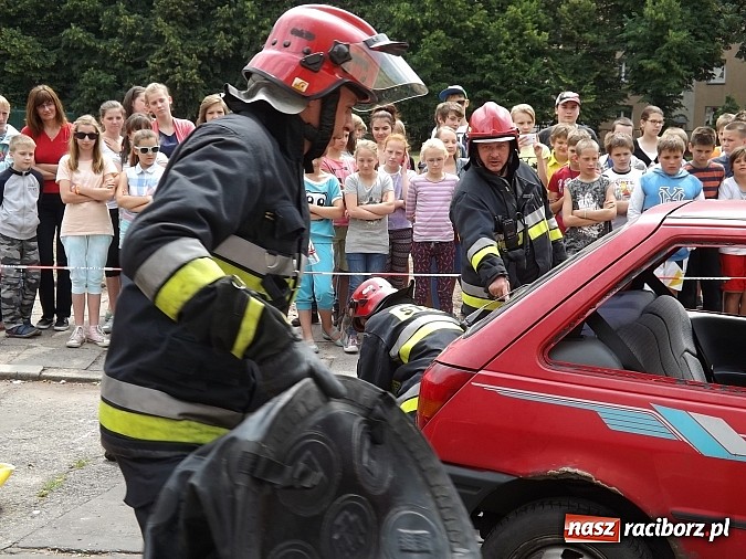 Zdjęcie w galerii na portalu naszraciborz.pl: Strażacy, policjanci i strażnicy na festynie w SP4 wiadomości z regionu