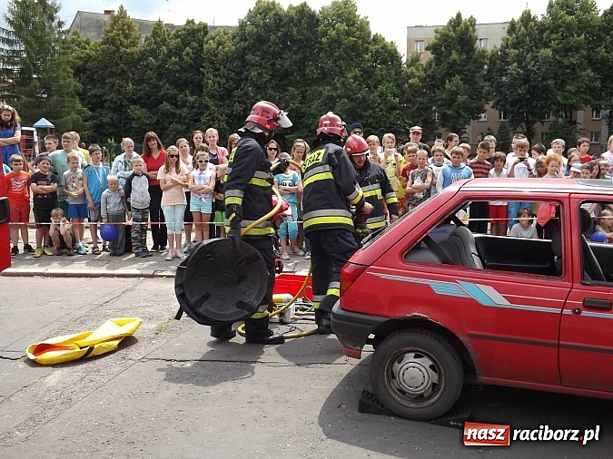 Zdjęcie w galerii na portalu naszraciborz.pl: Strażacy, policjanci i strażnicy na festynie w SP4 wiadomości z regionu