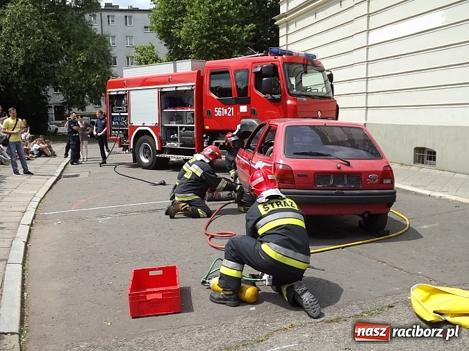 Zdjęcie w galerii na portalu naszraciborz.pl: Strażacy, policjanci i strażnicy na festynie w SP4 wiadomości z regionu
