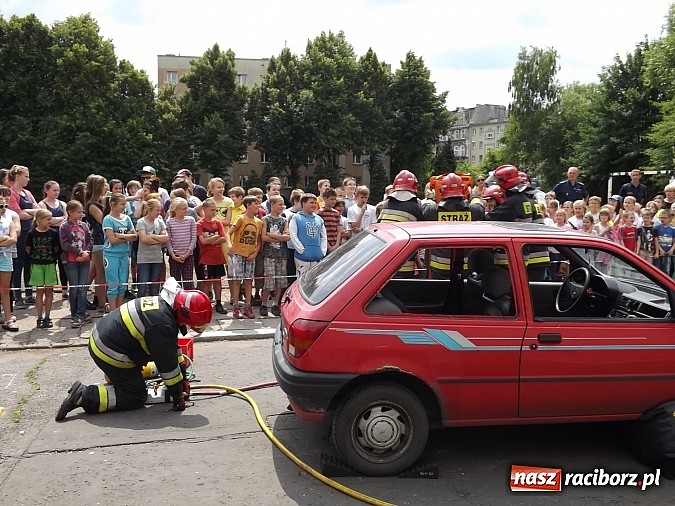 Zdjęcie w galerii na portalu naszraciborz.pl: Strażacy, policjanci i strażnicy na festynie w SP4 wiadomości z regionu